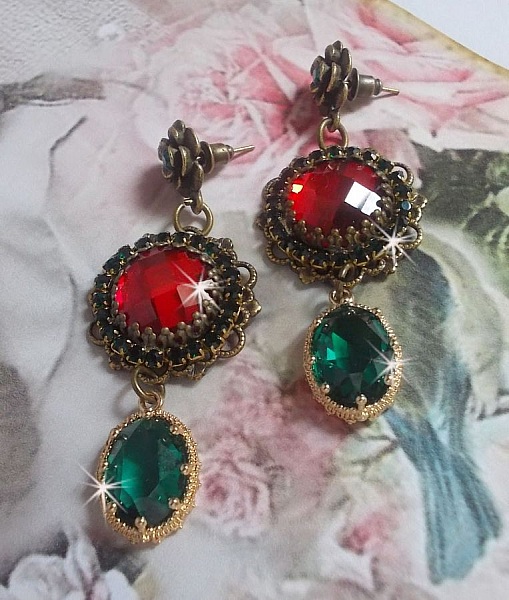 Camafeos rojos y verdes montados con cabujones de cristal rojo, colgantes ovalados de circonio, camafeos de bronce en forma de flor y accesorios de calidad