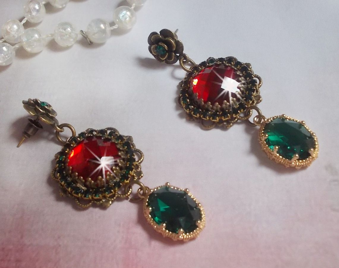 Camafeos rojos y verdes montados con cabujones de cristal rojo, colgantes ovalados de circonio, camafeos de bronce en forma de flor y accesorios de calidad