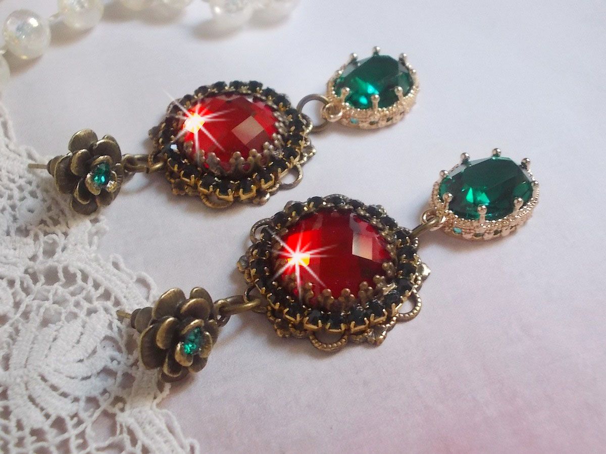 Camafeos rojos y verdes montados con cabujones de cristal rojo, colgantes ovalados de circonio, camafeos de bronce en forma de flor y accesorios de calidad