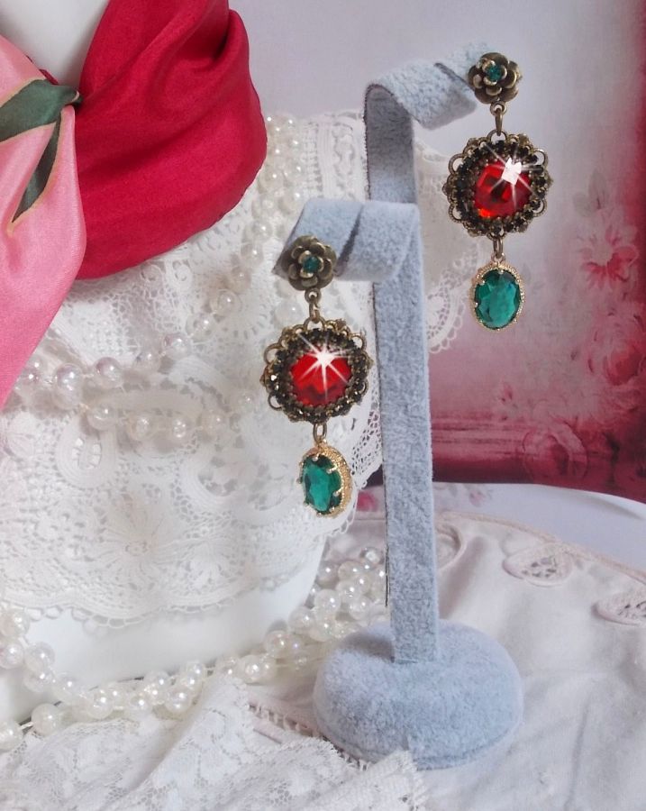 Camafeos rojos y verdes montados con cabujones de cristal rojo, colgantes ovalados de circonio, camafeos de bronce en forma de flor y accesorios de calidad