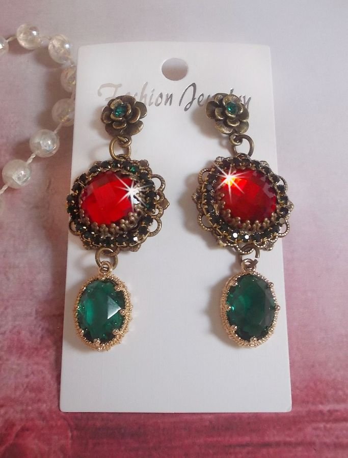 Camafeos rojos y verdes montados con cabujones de cristal rojo, colgantes ovalados de circonio, camafeos de bronce en forma de flor y accesorios de calidad