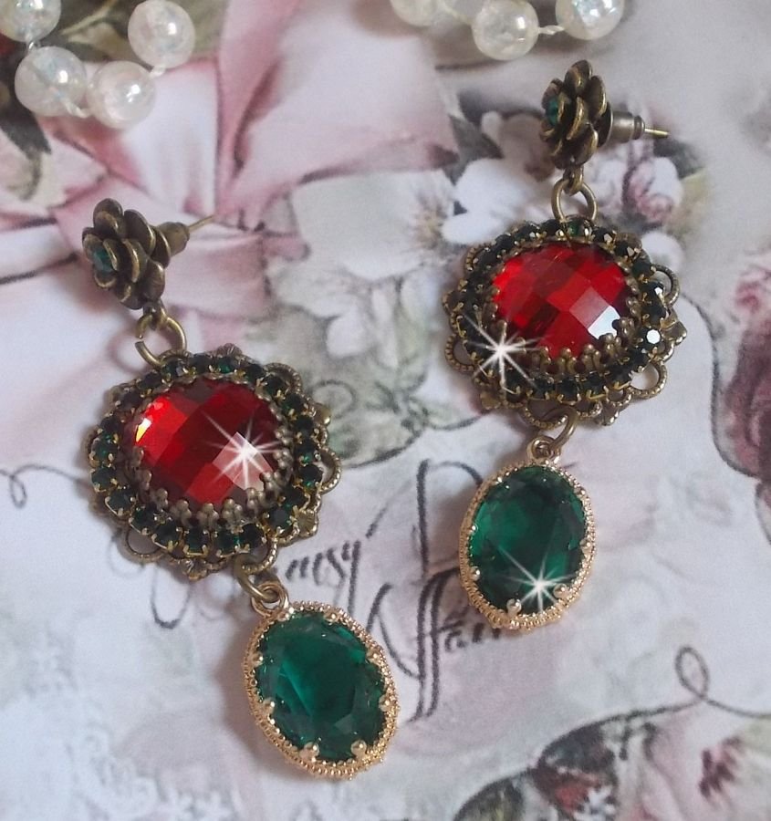 Camafeos rojos y verdes montados con cabujones de cristal rojo, colgantes ovalados de circonio, camafeos de bronce en forma de flor y accesorios de calidad