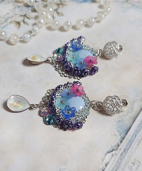 BO Cara&iuml;bes mont&eacute;es avec fleurs, strass, estampes, calottes, perles cristal Swarovski et clous d&rsquo;oreilles 