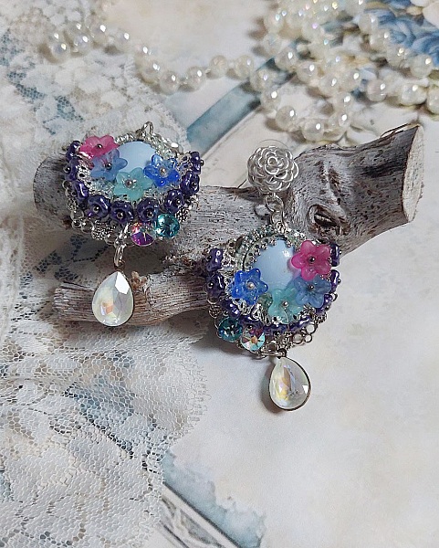 BO Cara&iuml;bes mont&eacute;es avec fleurs, strass, estampes, calottes, perles cristal Swarovski et clous d&rsquo;oreilles 