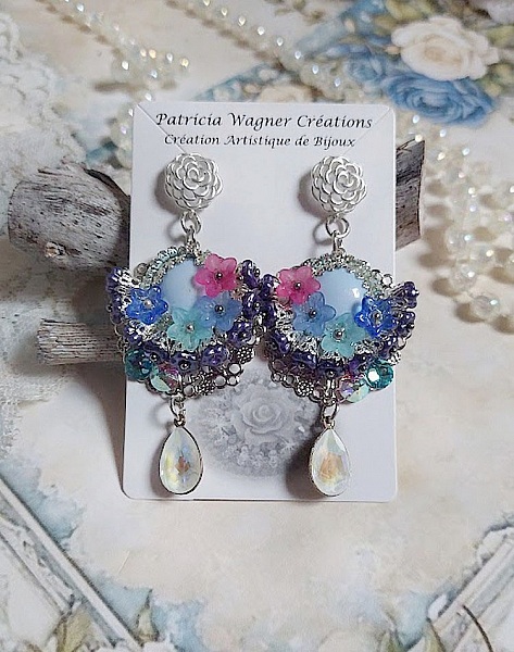 BO Cara&iuml;bes mont&eacute;es avec fleurs, strass, estampes, calottes, perles cristal Swarovski et clous d&rsquo;oreilles 