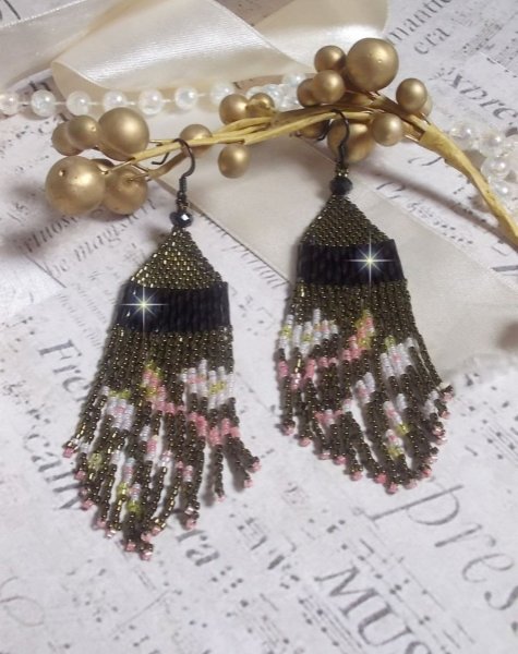 BO Champ&ecirc;tre mont&eacute;es avec des rocailles et tubes torsad&eacute;es en Verre aux couleurs de saison : Olive, Jaune, Vert, Saumon et Blanc &agrave; laquelle s&rsquo;ajoute des perles sur des crochets d&rsquo;oreilles Laiton