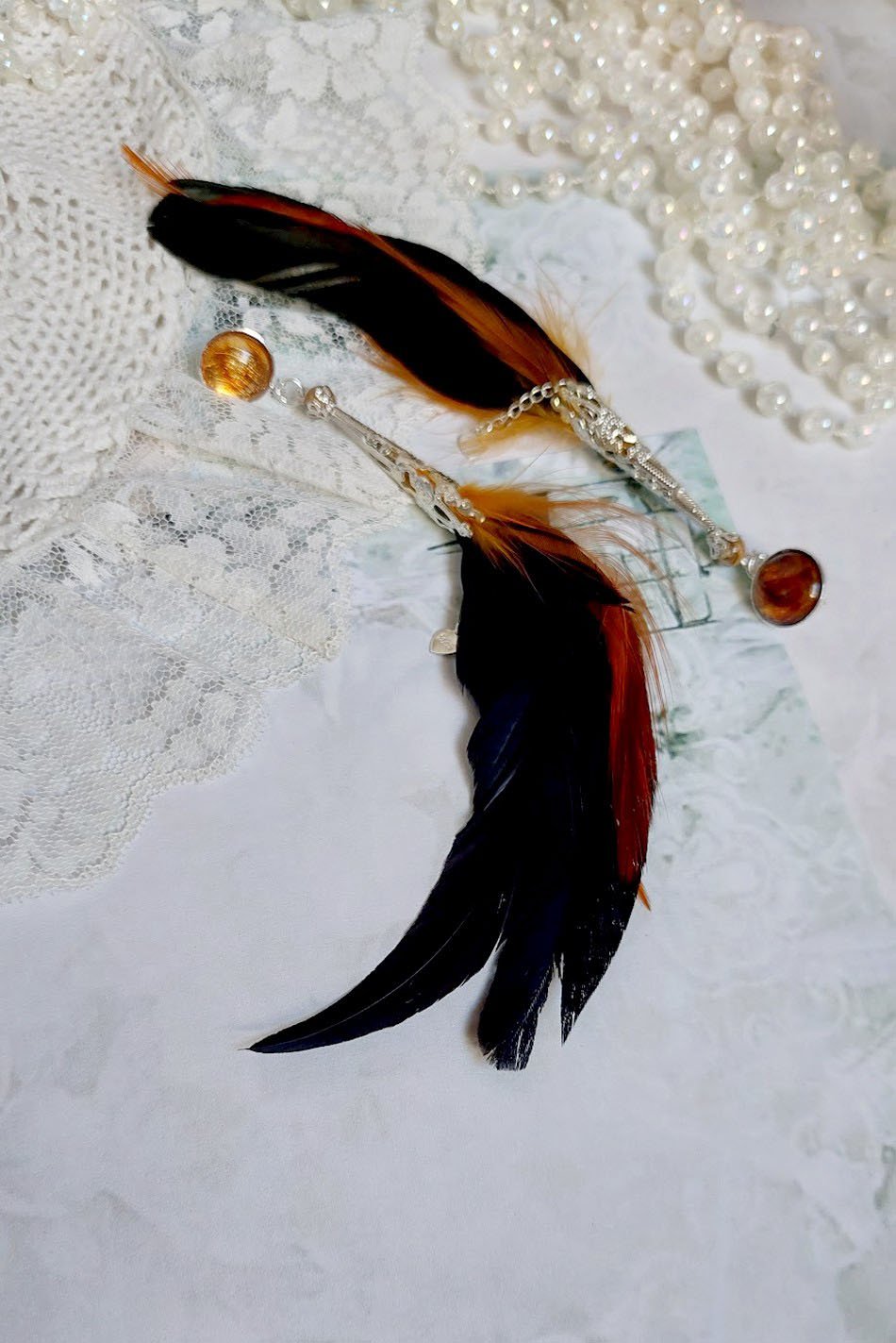 BO Chant du Coq avec des plumes de Coq et Cygne, cha&icirc;ne argent, cabochons r&eacute;sine et clous en laiton