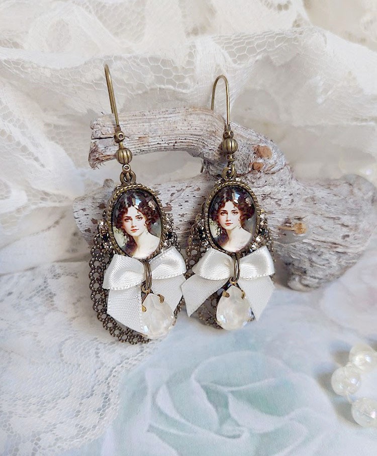 BO Charme Shabby Chic créées avec perles Cristal Swarovski, cabochons loupes, strass, crochets laitons