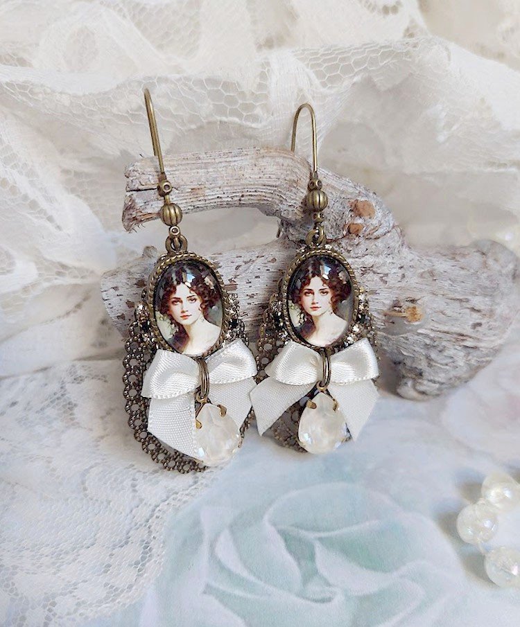 BO Charme Shabby Chic créées avec perles Cristal Swarovski, cabochons loupes, strass, crochets laitons