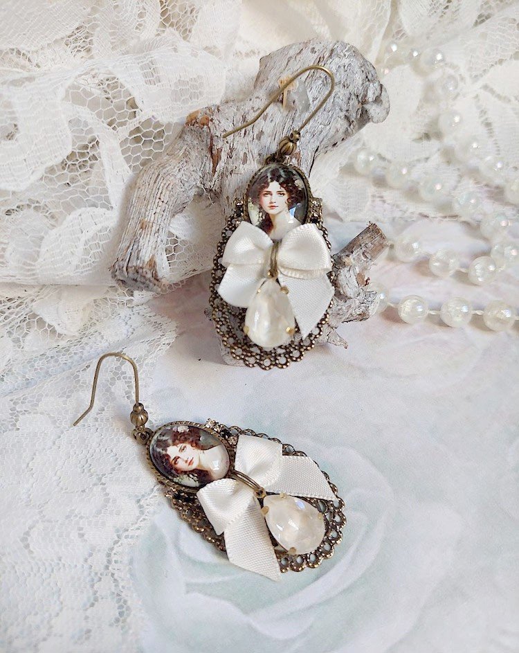 BO Charme Shabby Chic créées avec perles Cristal Swarovski, cabochons loupes, strass, crochets laitons