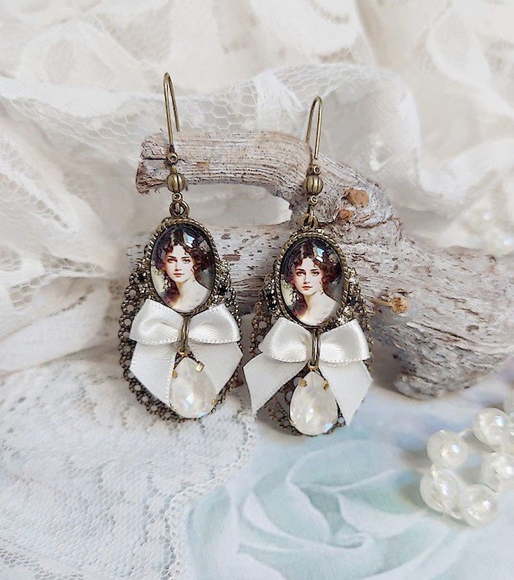 BO Charme Shabby Chic créées avec perles Cristal Swarovski, cabochons loupes, strass, crochets laitons