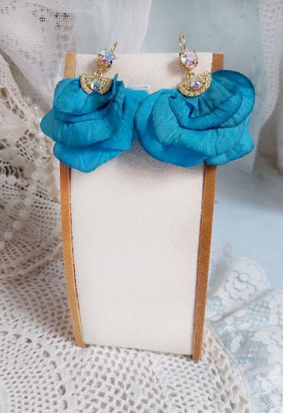 BO Charming Blue cr&eacute;&eacute;es avec p&eacute;tales de rose tissu, embouts demi-lunes et perles cristal Swarovski