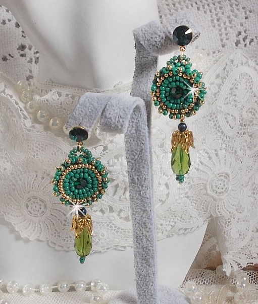 BO Charnelle bordado con cuentas redondas y cabujones de Swarovski, gotas facetadas y rocallas