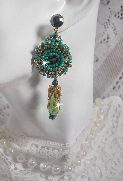 BO Charnelle bordado con cuentas redondas y cabujones de Swarovski, gotas facetadas y rocallas