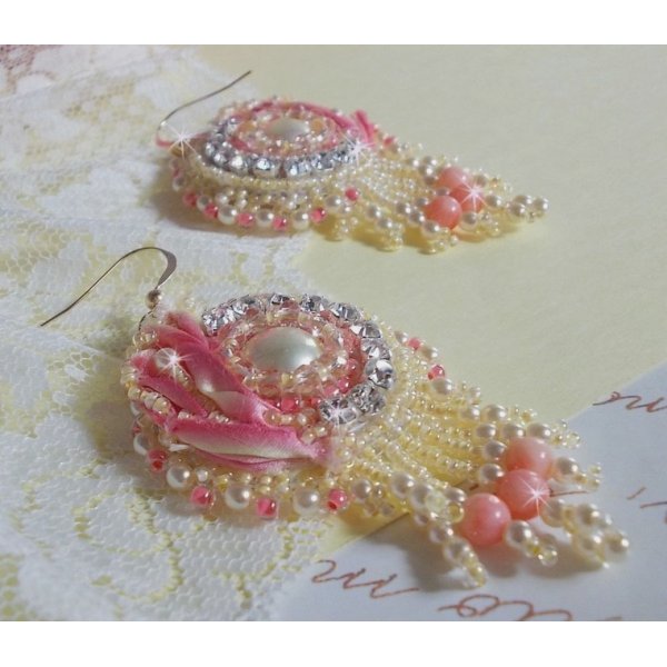 Tender Heart BO bordado con cinta de seda amarilla y rosa, abalorios, cuentas de semillas y hebillas rellenas de oro de 14 quilates.