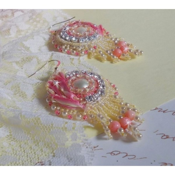 Tender Heart BO bordado con cinta de seda amarilla y rosa, abalorios, cuentas de semillas y hebillas rellenas de oro de 14 quilates.