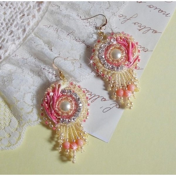 Tender Heart BO bordado con cinta de seda amarilla y rosa, abalorios, cuentas de semillas y hebillas rellenas de oro de 14 quilates.