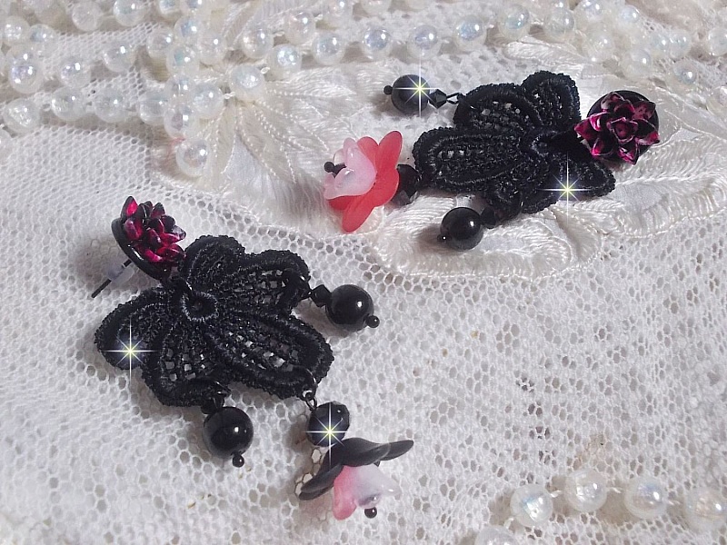 BO Cocktail Sangr&iacute;a creado con encaje negro muy antiguo, cristales, flores escarchadas, cabujones de resina y accesorios negros