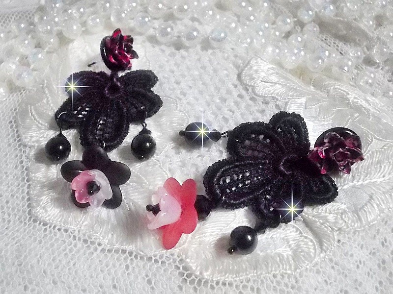 BO Cocktail Sangr&iacute;a creado con encaje negro muy antiguo, cristales, flores escarchadas, cabujones de resina y accesorios negros