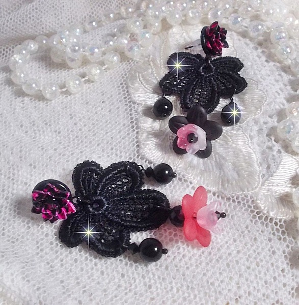 BO Cocktail Sangr&iacute;a creado con encaje negro muy antiguo, cristales, flores escarchadas, cabujones de resina y accesorios negros