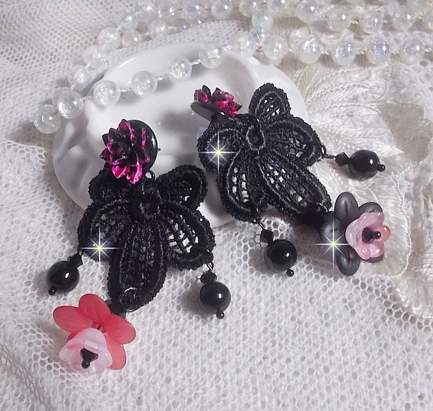 BO Cocktail Sangr&iacute;a creado con encaje negro muy antiguo, cristales, flores escarchadas, cabujones de resina y accesorios negros