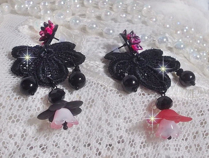 BO Cocktail Sangr&iacute;a creado con encaje negro muy antiguo, cristales, flores escarchadas, cabujones de resina y accesorios negros