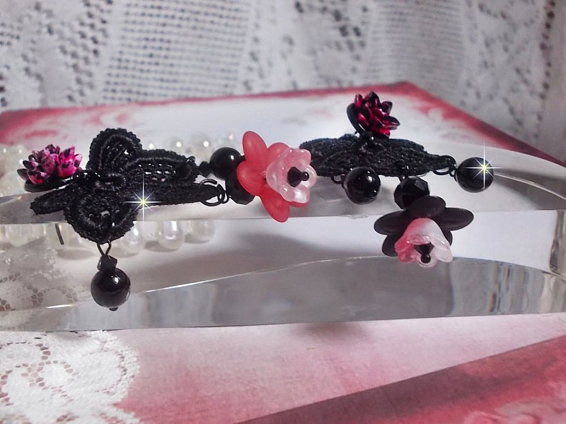 BO Cocktail Sangr&iacute;a creado con encaje negro muy antiguo, cristales, flores escarchadas, cabujones de resina y accesorios negros