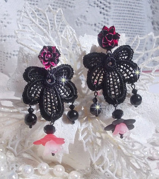 BO Cocktail Sangr&iacute;a creado con encaje negro muy antiguo, cristales, flores escarchadas, cabujones de resina y accesorios negros