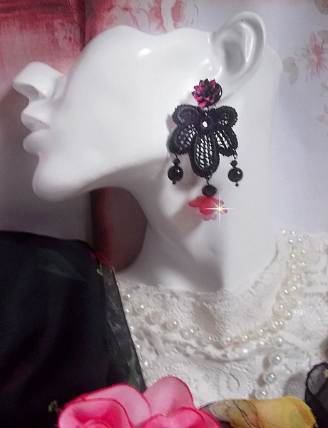 BO Cocktail Sangr&iacute;a creado con encaje negro muy antiguo, cristales, flores escarchadas, cabujones de resina y accesorios negros