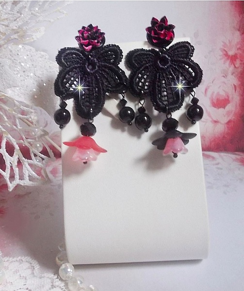 BO Cocktail Sangr&iacute;a creado con encaje negro muy antiguo, cristales, flores escarchadas, cabujones de resina y accesorios negros