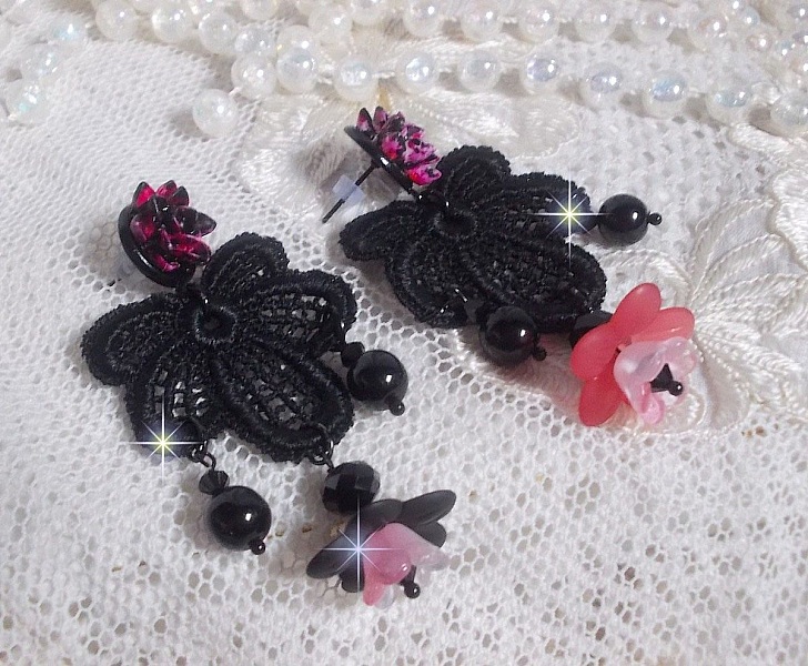 BO Cocktail Sangr&iacute;a creado con encaje negro muy antiguo, cristales, flores escarchadas, cabujones de resina y accesorios negros