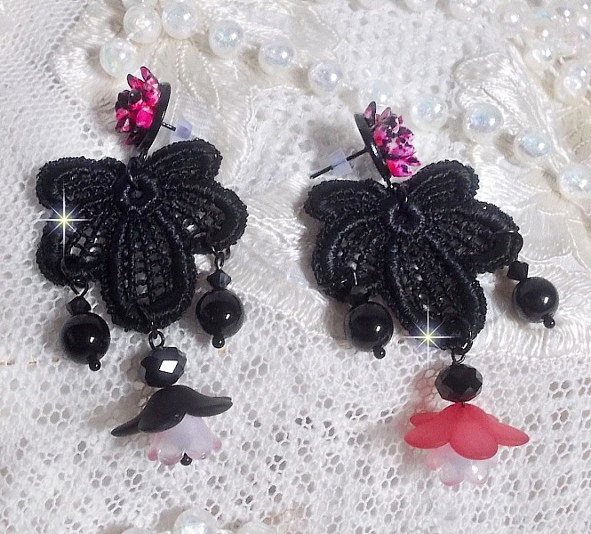 BO Cocktail Sangr&iacute;a creado con encaje negro muy antiguo, cristales, flores escarchadas, cabujones de resina y accesorios negros