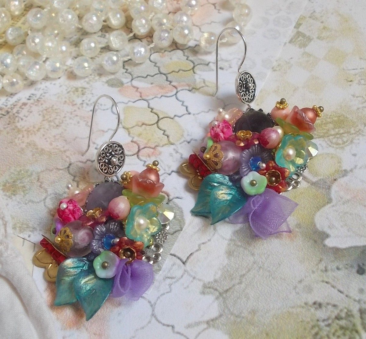 BO Corona Primaveral Chic creada con varias flores, perlas de Murano, cristales, varios accesorios y ganchos para las orejas en Plata 925/1000