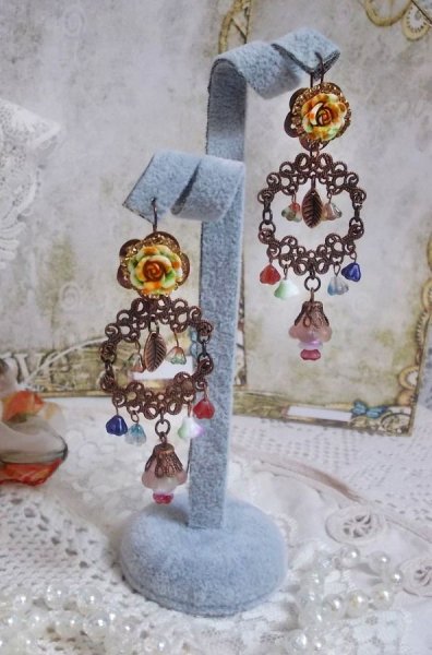 BO French Flowers creado con flores de campana, campanillas, rosas y accesorios en Cobre envejecido