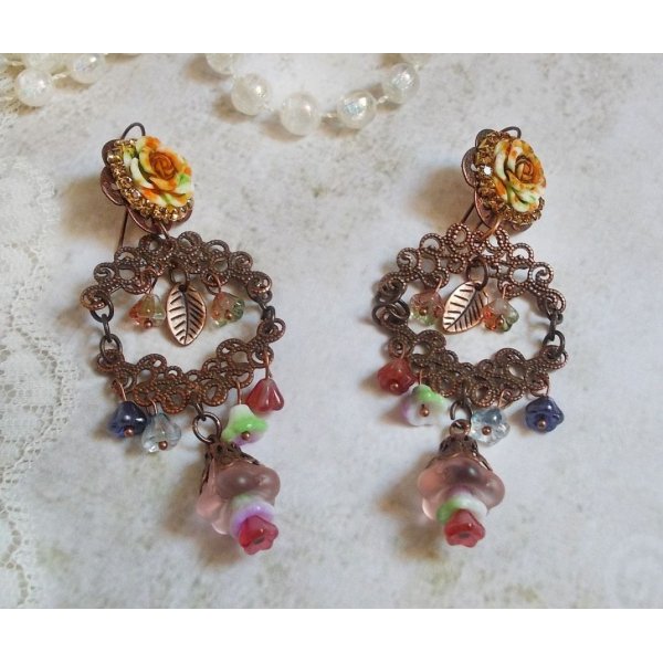 BO French Flowers creado con flores de campana, campanillas, rosas y accesorios en Cobre envejecido