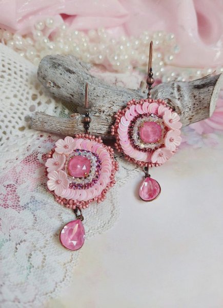 BO Dahlia brod&eacute;es avec sequins, fleurs acryliques, rocailles verres et perles Cristal Swarovski