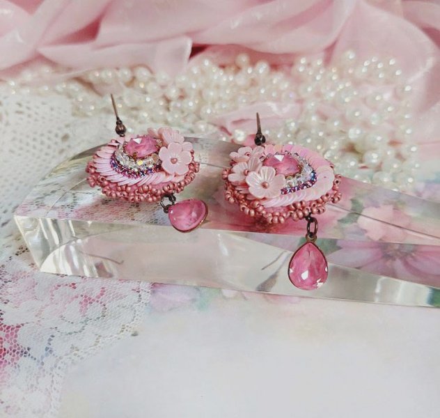 BO Dahlia brodées avec sequins, fleurs acryliques, rocailles verres et perles Cristal Swarovski