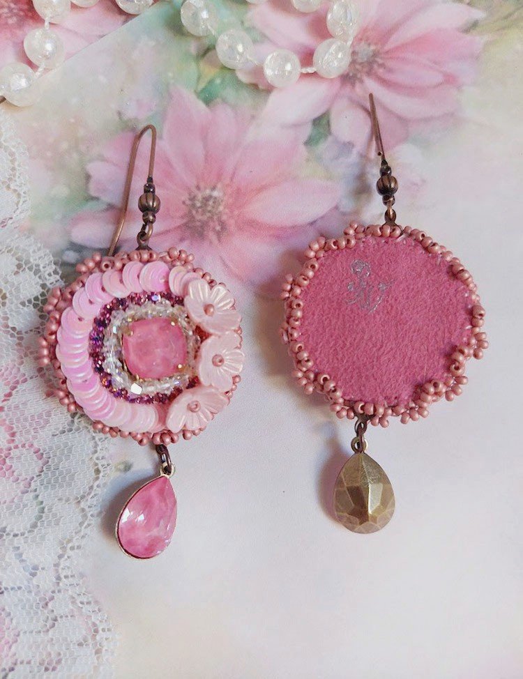 BO Dahlia brodées avec sequins, fleurs acryliques, rocailles verres et perles Cristal Swarovski