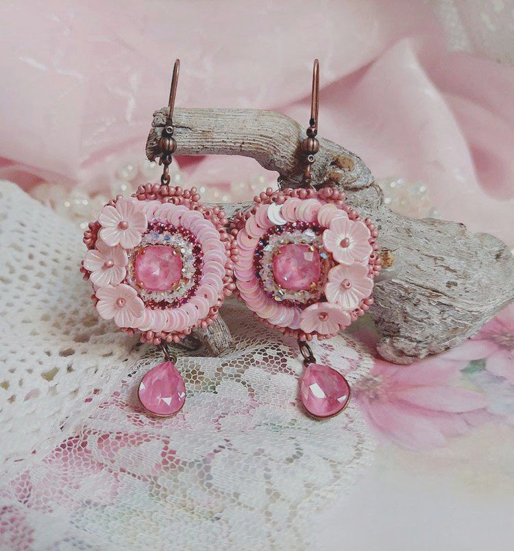 BO Dahlia brodées avec sequins, fleurs acryliques, rocailles verres et perles Cristal Swarovski