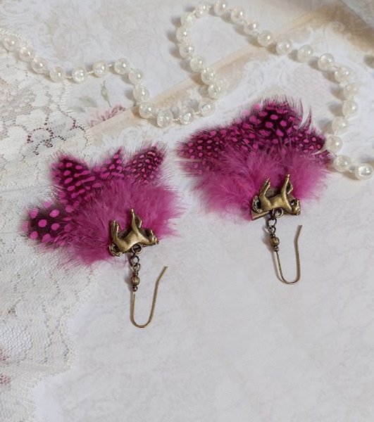 BO Danse avec les Plumes mont&eacute;es avec plumes de pintade, breloques cheval et clous d&rsquo;oreilles laiton