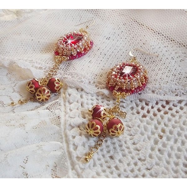 BO Nous Two bordado con cabujones de cristal de Swarovski y perlas, ganchos de oro de 14 quilates