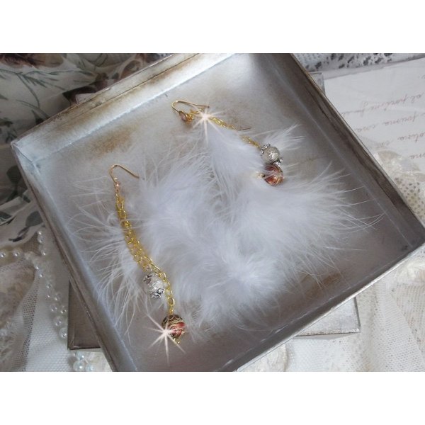 Suave BO blanco dorado creado con plumas indias de Bohemia