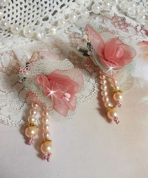 BO Douceur Poudr&eacute;e creado con cinta de organza, tul, cristales Swarovski, cuentas de cristal de Bohemia y rocailles