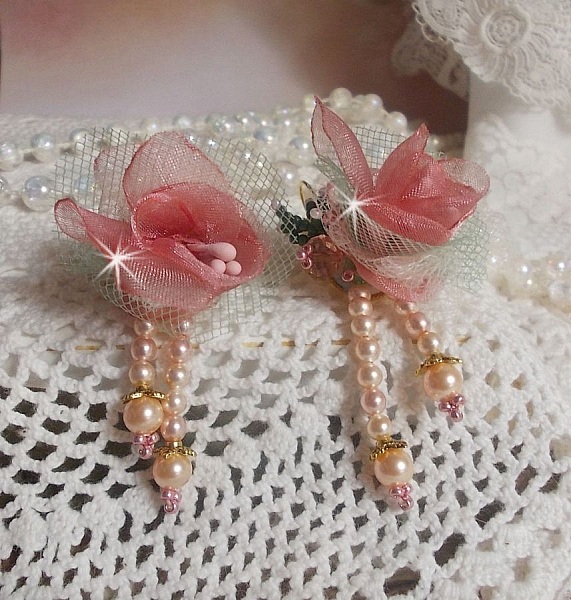 BO Douceur Poudr&eacute;e creado con cinta de organza, tul, cristales Swarovski, cuentas de cristal de Bohemia y rocailles