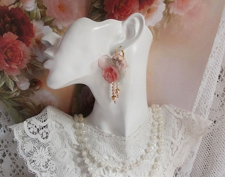 BO Douceur Poudr&eacute;e creado con cinta de organza, tul, cristales Swarovski, cuentas de cristal de Bohemia y rocailles