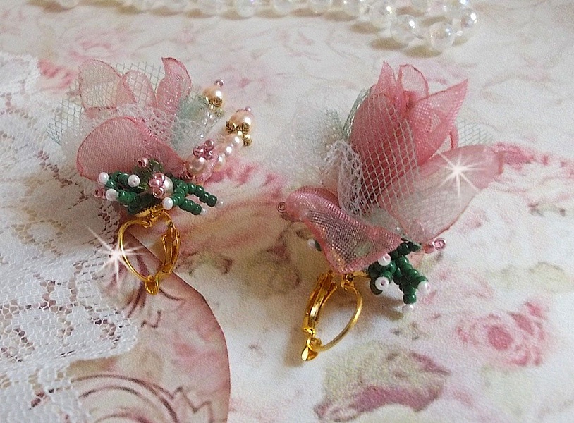 BO Douceur Poudr&eacute;e creado con cinta de organza, tul, cristales Swarovski, cuentas de cristal de Bohemia y rocailles