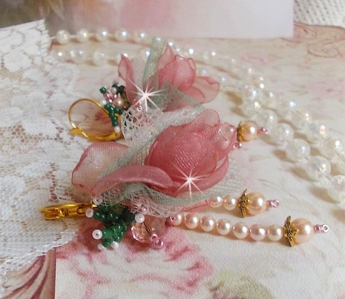 BO Douceur Poudr&eacute;e creado con cinta de organza, tul, cristales Swarovski, cuentas de cristal de Bohemia y rocailles