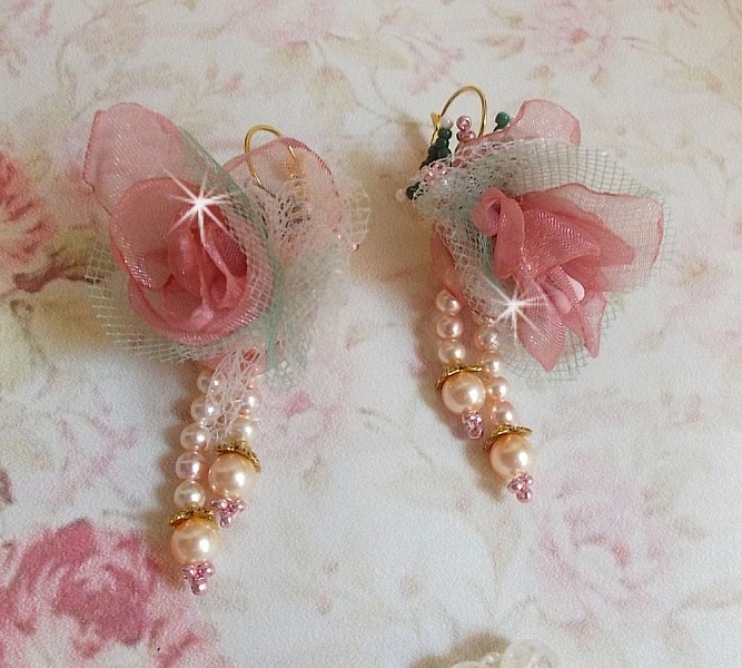 BO Douceur Poudr&eacute;e creado con cinta de organza, tul, cristales Swarovski, cuentas de cristal de Bohemia y rocailles