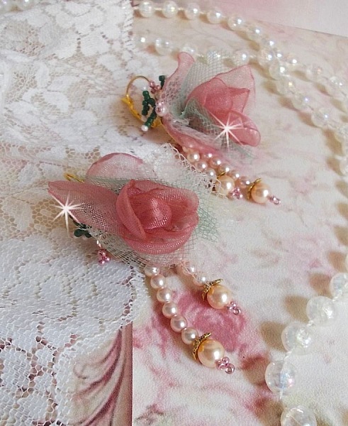 BO Douceur Poudr&eacute;e creado con cinta de organza, tul, cristales Swarovski, cuentas de cristal de Bohemia y rocailles