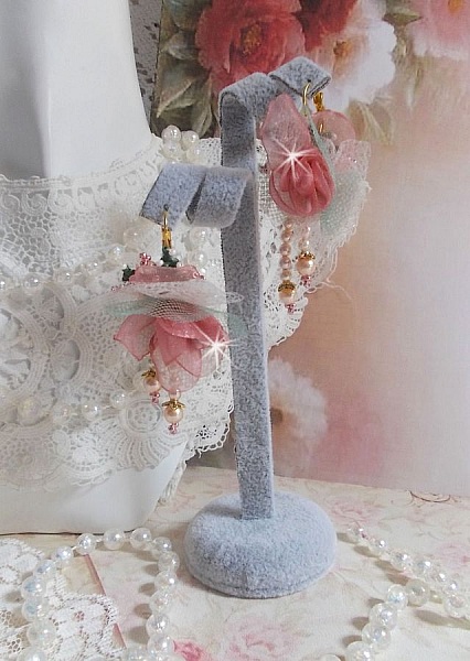 BO Douceur Poudr&eacute;e creado con cinta de organza, tul, cristales Swarovski, cuentas de cristal de Bohemia y rocailles